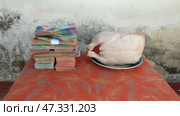 The ratio of Venezuelan money to chicken meat. Стоковое видео, видеограф Mikhail Davidovich / Фотобанк Лори