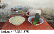 The ratio of Venezuelan money to food. Стоковое видео, видеограф Mikhail Davidovich / Фотобанк Лори