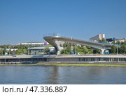 Москворецкая набережная и "Парящий мост" в природно-ландшафтном парке "Зарядье" летним солнечным днем. Москва, Россия (2024 год). Редакционное фото, фотограф Елена Коромыслова / Фотобанк Лори