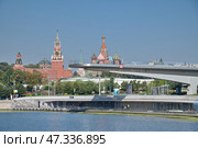 "Парящий мост" на фоне Московского Кремля и храма Василия Блаженного. Москворецкая набережная, природно-ландшафтный парк "Зарядье". Москва, Россия (2024 год). Редакционное фото, фотограф Елена Коромыслова / Фотобанк Лори