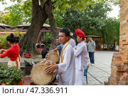 Young street musician plays drums. Редакционное фото, фотограф Андрей Иванов / Фотобанк Лори