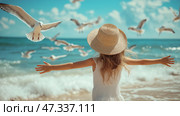 Girl enjoys a sunny beach day with seagulls flying in the sky. Молодая девушка, девочка в соломенной шляпе стоит на песчаном пляже, широко раскинув руки, а над ней парят чайки. Ярко-голубой океан и пушистые облака создают радостную летнюю атмосферу. Стоковое AI-изображение, AI-художник Katsiaryna Repich / Фотобанк Лори