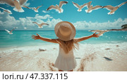 Girl enjoys a sunny beach day with seagulls flying in the sky. Молодая девушка, девочка в соломенной шляпе стоит на песчаном пляже, широко раскинув руки, а над ней парят чайки. Ярко-голубой океан и пушистые облака создают радостную летнюю атмосферу. Стоковое AI-изображение, AI-художник Katsiaryna Repich / Фотобанк Лори