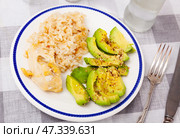 Healthy dinner of basmati rice with chicken breast and avocado. Стоковое фото, фотограф Яков Филимонов / Фотобанк Лори