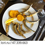 Dish with fried sardines, pilchards or anchovies in batter for traditional Spanish meal. Стоковое фото, фотограф Яков Филимонов / Фотобанк Лори