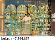 Jeddah, Saudi Arabia - Mar 08 2023, close up view of the kiosk, souvenir shop with lots of gold jewelry, in old town of Jeddah, Saudi Arabia. Редакционное фото, фотограф Сергей Богомяко / Фотобанк Лори