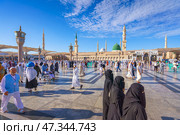 Al-Madinah al-Munawwarah, Saudi Arabia - Mar 09 2023, 4k, Pilgrims walk through the main mosque of the Prophet Muhammad Al-Masjid an-Nabawi, Al-Madinah al-Munawwarah, Saudi Arabia. Редакционное фото, фотограф Сергей Богомяко / Фотобанк Лори