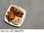 Sri Lankan different street food, vegetable and coconut roti, cutlets, snack. Стоковое фото, фотограф Светлана Лажко / Фотобанк Лори