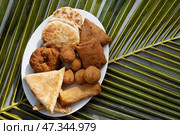 Sri Lankan different street food, vegetable and coconut roti, cutlets, snack. Стоковое фото, фотограф Светлана Лажко / Фотобанк Лори