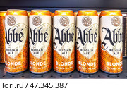 Алкогольное пиво Abbe Belgian Ale на полке в супермаркете. Редакционное фото, фотограф FotograFF / Фотобанк Лори