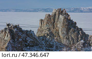 Shaman rock in frozen lake Baikal. Стоковое видео, видеограф Михаил Коханчиков / Фотобанк Лори
