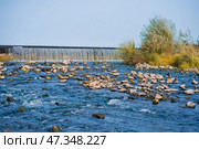 Водопад и плотина на реке с камушками. Стоковое фото, фотограф Анна Карлтон / Фотобанк Лори