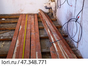 Work is underway in the house to replace the old wooden floors. Стоковое фото, фотограф Виктория Тельминова / Фотобанк Лори