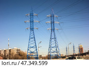 Воздушная высоковольтная линия электропередач на фоне голубого неба. Линия электропередачи (ЛЭП)./ Overhead high voltage power line against blue sky. Стоковое фото, фотограф Iva Noel / Фотобанк Лори