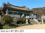 Busan, South Korea - Beomeosa Temple in the mountains. Стоковое фото, фотограф Римма Тельнова / Фотобанк Лори