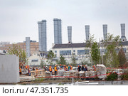 constructing a glass amphitheater over the Philharmonic, Zaryadye Concert Hall (2017 год). Редакционное фото, фотограф Ирина Мойсеева / Фотобанк Лори