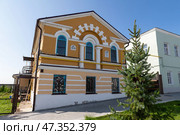 Дом титулярного советника, землемера П.А. Дронова. Дом был построен в 1828 году по проекту архитектора Семена Ивановича Соколова. Арзамас (2024 год). Редакционное фото, фотограф Pukhov K / Фотобанк Лори