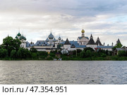 Ростов Великий. Вечерний вид на Ростовский кремль со стороны озера Неро (2024 год). Редакционное фото, фотограф Свитич Олег / Фотобанк Лори