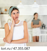 Domestic quarrel - two sisters have quarreled, and they are talking to each other. Стоковое фото, фотограф Яков Филимонов / Фотобанк Лори