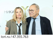 Режиссер Андрей Кончаловский и актриса Юлия Высоцкая. Редакционное фото, фотограф Ольга Зиновская / Фотобанк Лори