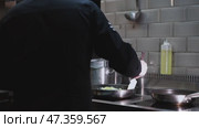 Chef stirs creamy mushroom paste in a frying pan. Стоковое видео, видеограф Константин Шишкин / Фотобанк Лори