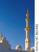 Abu Dhabi, United Arab Emirates - Jan 10 2024, Bottom-up view of the minaret of the Grand Mosque of Sheikh Zayed, in the daytime, Abu Dhabi, United Arab Emirates. Редакционное фото, фотограф Сергей Богомяко / Фотобанк Лори