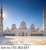 Abu Dhabi, United Arab Emirates - Jan 10 2024, panoramic view, Sheikh Zayed Grand Mosque in Abu Dhabi, the capital city of United Arab Emirates. Редакционное фото, фотограф Сергей Богомяко / Фотобанк Лори