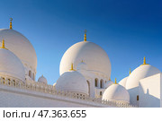 Abu Dhabi, United Arab Emirates - Jan 10 2024, Bottom-up view of the minaret of the Grand Mosque of Sheikh Zayed, in the daytime, Abu Dhabi, United Arab Emirates. Редакционное фото, фотограф Сергей Богомяко / Фотобанк Лори