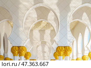 Abu Dhabi, United Arab Emirates - Oct 14 2023, a view of many of marble arches with golden parts, at daytime, Sheikh Zayed Grand Mosque, Abu Dhabi, United Arab Emirates. Редакционное фото, фотограф Сергей Богомяко / Фотобанк Лори