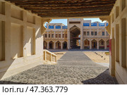 Doha, Qatar - Jan 14 2024, panoramic view of the courtyard of the Qatari Royal Emir's Stables, through the archway passage, near the Souq Waqif area, at daytime, Doha, Qatar. Стоковое фото, фотограф Сергей Богомяко / Фотобанк Лори