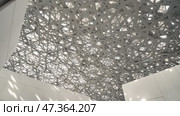 Dubai, UAE - December 12, 2019: Tourists visit the Louvre in Abu Dhabi. Редакционное видео, видеограф Mikhail Davidovich / Фотобанк Лори