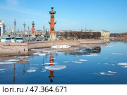 Ростральные колонны на стрелке Васильевского острова апрельским днем. Санкт-Петербург (2023 год). Редакционное фото, фотограф Анна Карасева / Фотобанк Лори