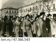 Советская первомайская демонстрация, на домах портреты вождей СССР. Стоковое фото, фотограф Retro / Фотобанк Лори