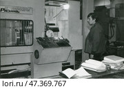 Рабочий у токарного станка Рязань 1П756ДФЗРМ, 1950-е гг, СССР. Стоковое фото, фотограф Retro / Фотобанк Лори