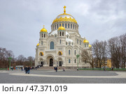 Старинный Морской собор под облачным небом. Кронштадт (2022 год). Редакционное фото, фотограф Анна Карасева / Фотобанк Лори
