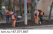 Коммунальные службы приводят город в порядок после зимы. Весенняя уборка. Редакционное видео, видеограф Семён Прудий / Фотобанк Лори