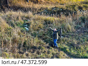 Девушка- фотограф радуется удачно сделанному кадру. Стоковое фото, фотограф Александр Тараканов / Фотобанк Лори