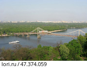 Вид на  Днепр и Парковый пешеходный мост летним днем. Киев, Украина (2009 год). Стоковое фото, фотограф Ирина Борсученко / Фотобанк Лори