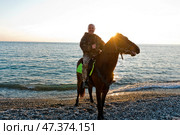 Черное море, осень, закат . всадник на водопое коня,  Краснодарский край, Туапсинский район, Михайловская бухта. Стоковое фото, фотограф Александр Циликин / Фотобанк Лори