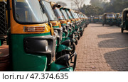 Indian taxi rickshaws exposed in a row. Стоковое фото, фотограф Mikhail Davidovich / Фотобанк Лори