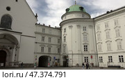 Город Инсбрук. Туристы на улицах. Австрия. Май. City of Innsbruck. Tourists on the streets. Austria. May. Редакционное видео, видеограф Горшков Александр / Фотобанк Лори