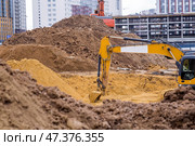 Heavy machinery for excavation and landscaping. Close-up view of an excavator at a construction site. The excavator excavates the soil for excavation and construction. Стоковое фото, фотограф Photojuli / Фотобанк Лори