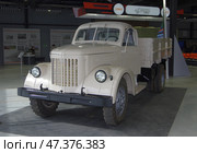 Грузовой автомобиль УралЗИС-355М, экспонат музейно-выставочного центра автозавода "Урал". Город Миасс, Челябинская область. Редакционное фото, фотограф Алексей Иванов / Фотобанк Лори