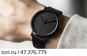 Close-up of a well-built male wrist showcasing a stylish watch in urban setting. Крупный план хорошо накачанного мужского запястья, на котором красуются стильные часы, в городской обстановке. Стоковое AI-изображение, AI-художник Katsiaryna Repich / Фотобанк Лори