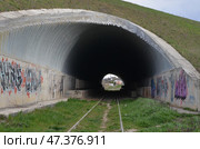 Железнодорожный тоннель под автомобильной дорогой (2014 год). Редакционное фото, фотограф Snezka / Фотобанк Лори