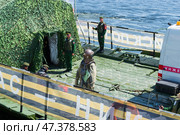 Водолазное оборудование специальная группы разминирования, солдаты инженерных войск на речном пароме. Волгоград, река Волга, Россия. (2021 год). Редакционное фото, фотограф Андрей Цыганков / Фотобанк Лори
