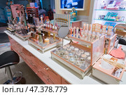 Benefit cosmetics in Sephora shop, Kuala Lumpur (2017 год). Редакционное фото, фотограф Александр Подшивалов / Фотобанк Лори