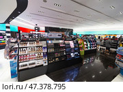 Customers at Sephora store in Kuala Lumpur (2017 год). Редакционное фото, фотограф Александр Подшивалов / Фотобанк Лори