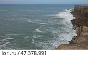 Atlantic coast with rock cliffs and waves. Стоковое видео, видеограф Михаил Коханчиков / Фотобанк Лори