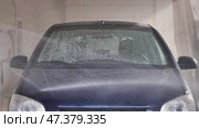 A worker coats a car with wax after washing the car. Стоковое видео, видеограф Mikhail Davidovich / Фотобанк Лори
